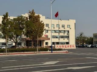 民生帮办|东营市河口区六合街道办公楼门前广场湖面现大面积暗红色漂浮物 街道称系藻类浮萍