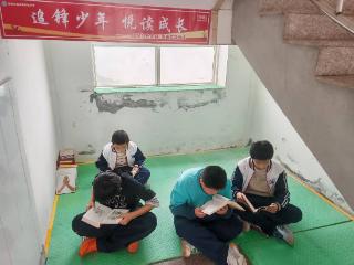 书香盈满图书角，绿芽茁壮向阳光