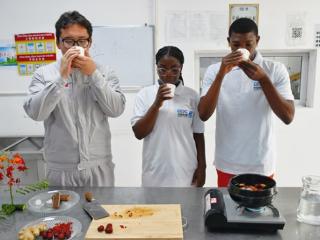 中国能建葛洲坝建设公司：跨国煮姜茶 中安青年共品文化情