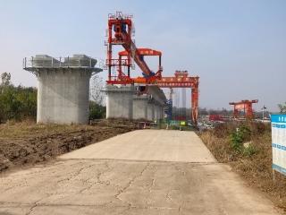 合武高铁安徽段站前二标架桥机“首架”后进展迅速