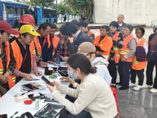 农行上饶信江支行：银行服务送上门 暖心开卡惠环卫