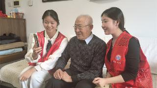 记者走基层｜校社联建，大学生“结亲”独居老人