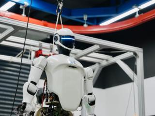 2025网聚美好安徽 |“多面手”“大力士”……江淮前沿技术协同创新中心机器人“天团”来了