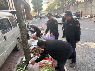 青岛西海岸新区薛家岛街道综合执法中队精准施策焕新辖区市容环境