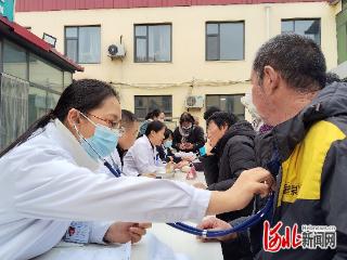 隆尧县医共体专家赴双碑乡卫生院开展义诊活动