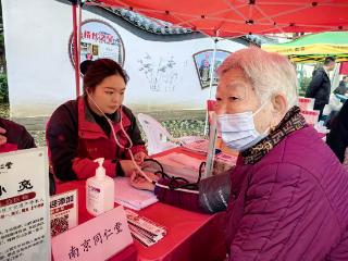 文化社区 | 公益市集暖人心！泰山区上高街道学苑社区“幸福17”解锁便民服务新体验