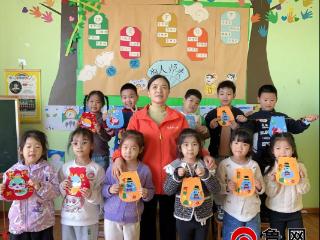 德州天衢新区抬头寺镇开展“小手缝福袋 福气装进来”活动