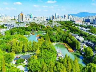 白鹭洲：深秋彩林绘诗意