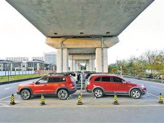 城区六成桥下空间已建成停车场