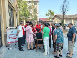 江西万安：“帮办流动服务台”让暖心服务找上门