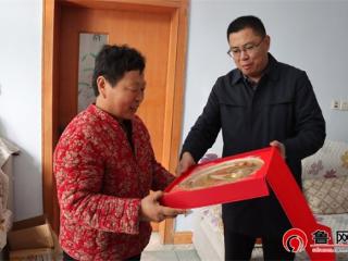 德州天衢新区新区服务管理办公室为荣获“第三届全国文明家庭”称号的杨俊花家庭发放奖牌