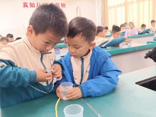 奇妙气压现真知 动手探索育新人——东营市东营区弘文小学一年级开展“神奇压水机”科学实验课程