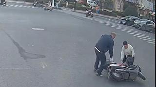 暖心!城阳巴士驾驶员路遇老人遇险 紧急施救彰显担当(图1)