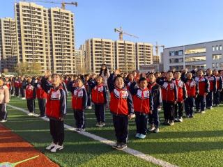 向校园欺凌说“不” 与法治文明同行——济南市莱芜区汶源学校香山校区举行“杜绝校园欺凌·青春与法同行”主题升旗仪式