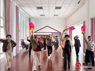【民生实事进行时】德州天衢新区新区服务管理办公室开展“彩扇飞舞 乐享健康”扇子舞培训活动