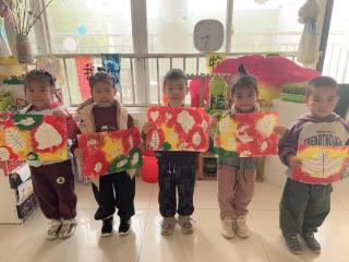 落叶在纸上“长”出叶脉——东营市利津县北宋镇中心幼儿园中二班创意活动