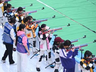 青少年角逐激光枪射击赛