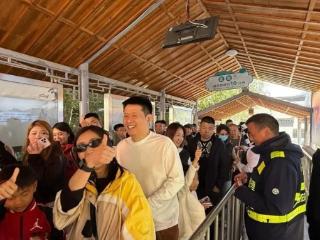 国内多地学校放秋假，黄山等景区迎来“滚烫”客流