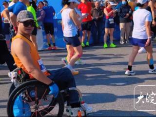 2025“池马”励志一幕：“轮椅上的跑者”2小时02分完成“半马”