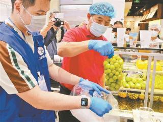 “月月十五查餐厅”行动走进海沧SM商圈，现场检查两家外卖茶饮店