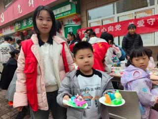 济宁太白湖新区许庄街道荷韵花园社区开展“少年儿童心向党 关爱守护伴成长”活动
