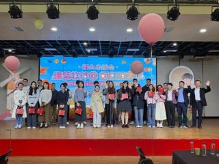 11对！他们在园区牵手！