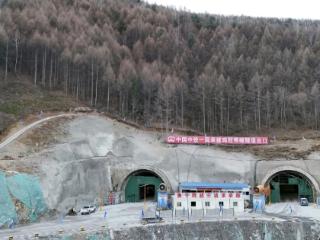 松长高速鸡冠秀峰隧道工程双洞全面贯通