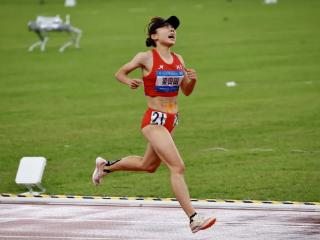 河南选手梁田田雨中强势夺金 刷新个人最佳成绩