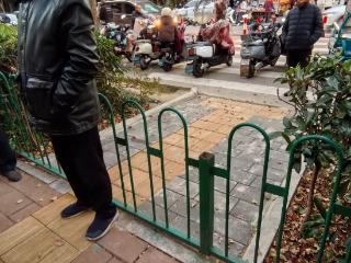 现场 | 新开道口遇原有围栏阻挡 六安城管：围栏已被切割