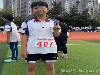 永不言弃的青春力量——致临沂第三十四中学文化体育季主题运动会4x100米接力赛受伤的勇士房兆洋