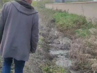 七旬老人掉入偏僻水沟，幸遇两人钓鱼经过被救起