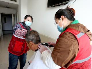 【人文医院建设】关怀从"头"开始，爱心温暖病房——石岛人民医院联合凤凰社区开展公益理发活动传递人文温度