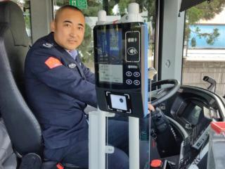 暖心！270 路公交驾驶员拾金不昧 2000 元手机完璧归赵