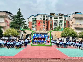 黔南州智力支边办助力都匀五小首届科技节：小手玩转科学，童心拥抱未来