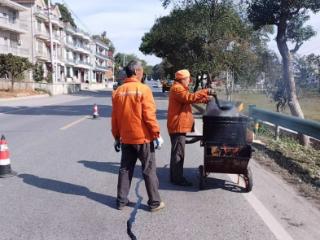 上饶市广信公路中心开展G237济宁线沥青路面灌缝作业