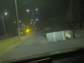 山东老人凌晨翻车求助：“放心绝不赖着你”，男子暖心伸援手