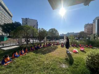 上饶市广信区第一保育院小二班开展户外艺术活动