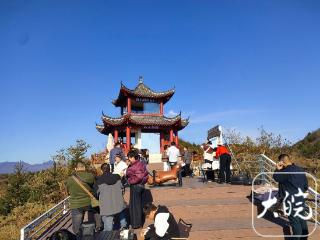 防火瞭望哨“巧翻身” 云上悬崖咖啡走红网络成当地新晋网红打卡点