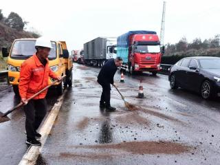 紧急处置！G320国道货车事故两小时快速抢通