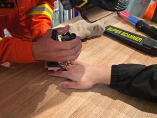 男子戒指卡住手指 长春消防破拆解困