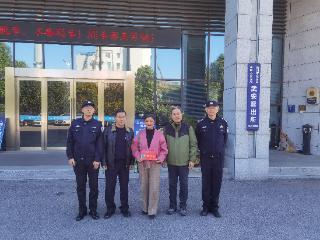 高邮女跑友高红珍救助八旬跌伤老人受表彰