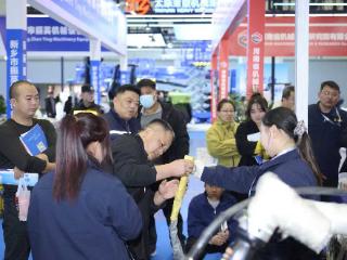 第二届中国（郑州）数字化与先进装备制造业博览会开幕