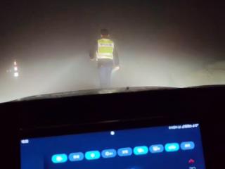 休宁民警浓雾中徒步救援被困游客