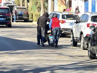 公交志愿献爱心 寒衣祭扫护平安