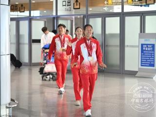 吉林姑娘李春辉十五运摘金夺银，载誉归来！