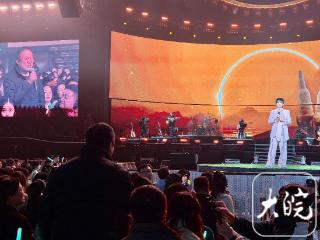 光良合肥站演唱会侧记：盲人歌迷奔赴千里，“只为用双手‘看见’给我勇气的人”