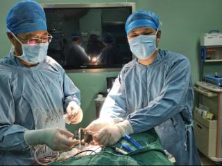 胶东地区功能神经外科迈入新阶段：首例四通道DBS植入术精准治疗梅杰综合征