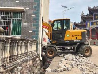 湖北鄂州一挖掘机撞进民房 村干部：未造成人员伤亡，正在协调赔偿