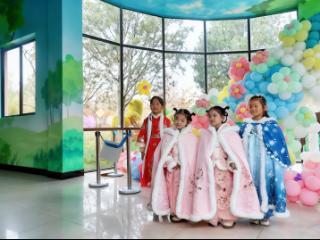 当汉服邂逅野生动物：秦岭野生动物园上演古诗与自然的冬日对话