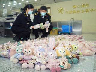 一名内地女子违规携带248件迪士尼玩偶进境，被拱北海关查获